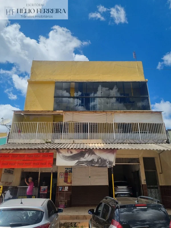 Excelente prédio comercial, com dois apartamentos e uma loja. Estudo troca em ca...