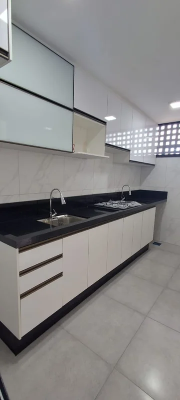Apto reformado 2 qtos Cozinha com armários e bancada em granitoPiso porcelanato ...