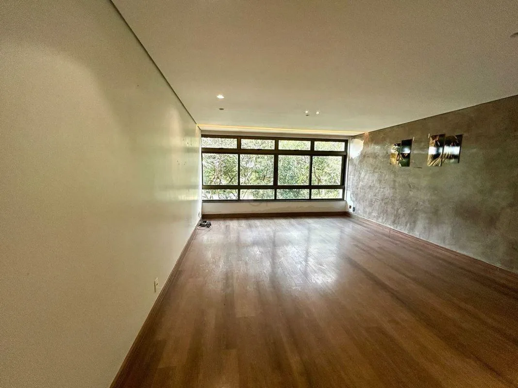 Apartamento bem localizado, com planta funcional e ambientes amplos. Conta com s...