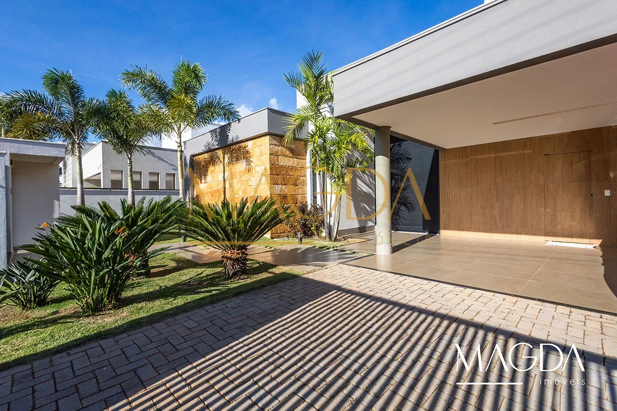 Apresentamos uma residência moderna e sofisticada no Privê Morada Sul, um dos co...