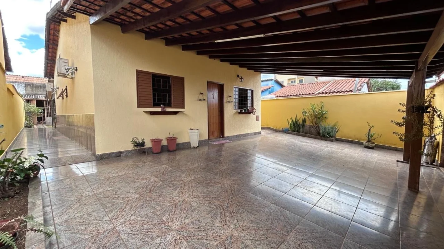  Casa Térrea à Venda em Luziânia | 3 Quartos (1 Suíte) | 300m² | Área Gourmet + ...