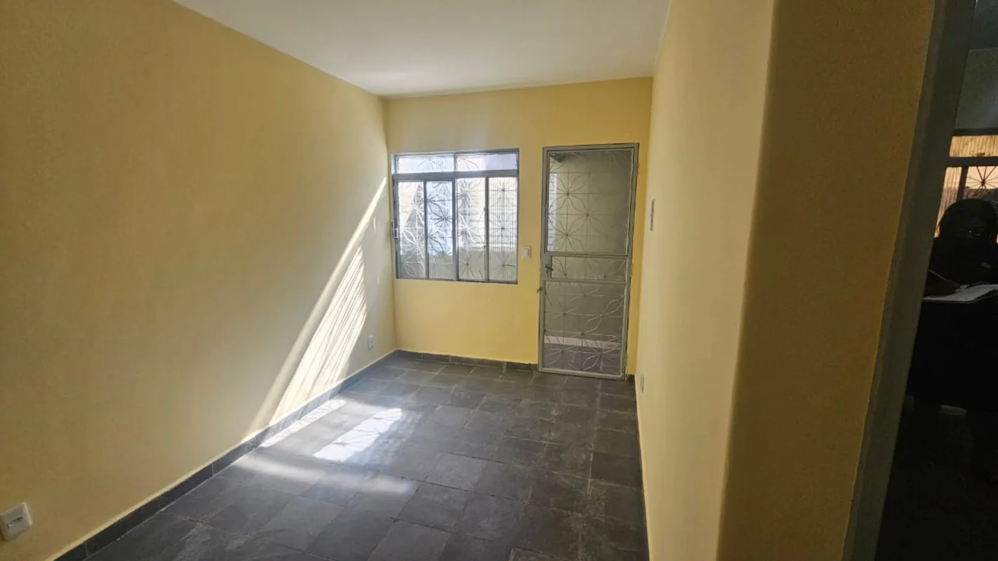 Escritório Imobiliário Ney Linhares aluga:Uma casa na Qd 21 do Setor Oeste com:2...