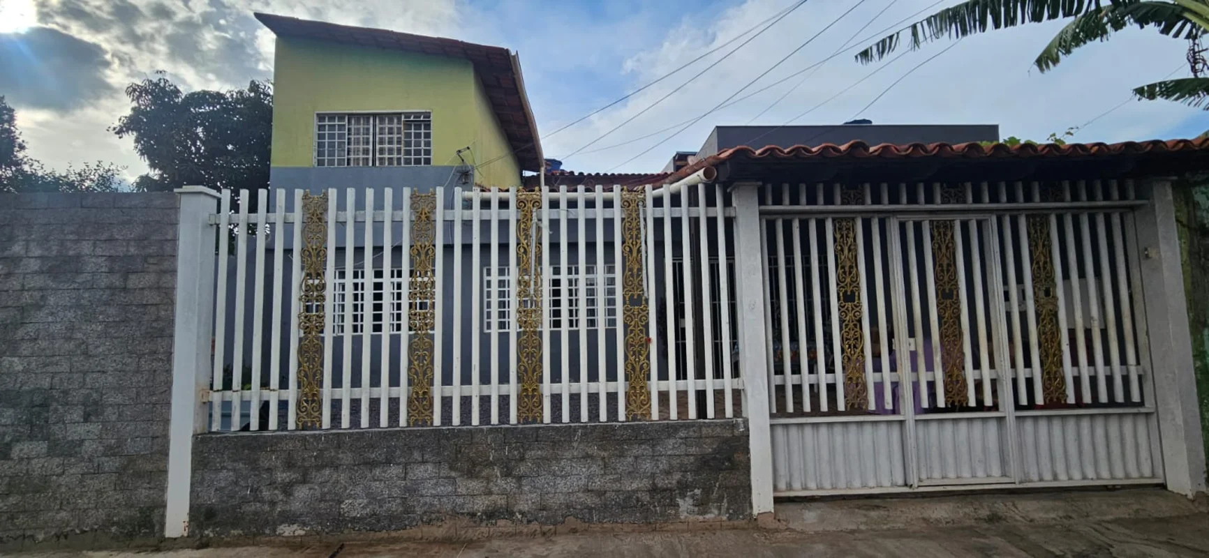 Escritório Imobiliário Ney Linhares vende:Um imóvel com 3 casas na Qd. 05 do Set...