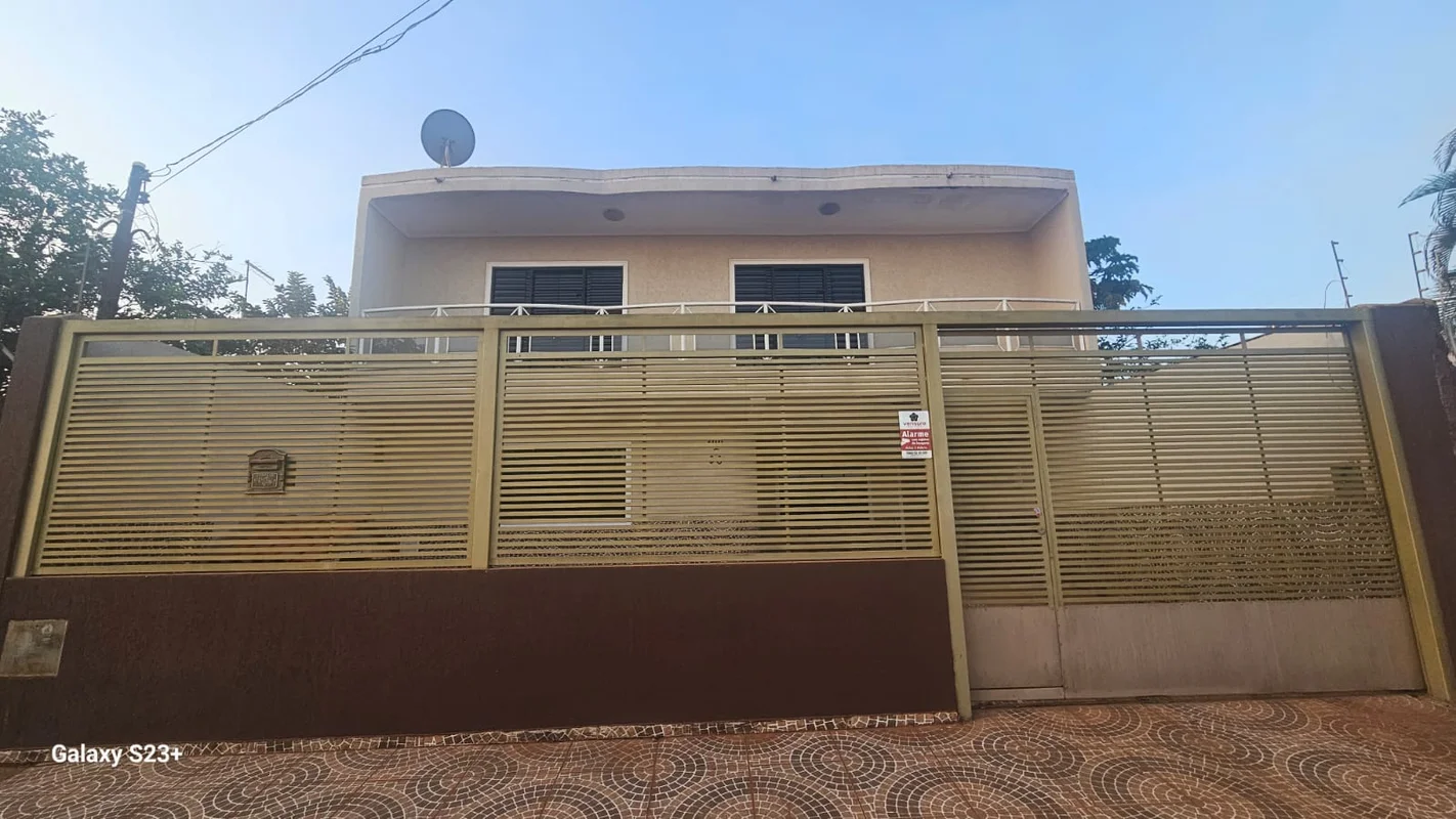 Escritório Imobiliário Ney Linhares vende:Um sobrado de alto padrão na Qd 100 de...