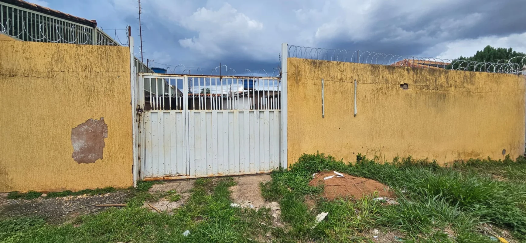 Escritório Imobiliário Ney Linhares vende:Um imóvel na Qd 02 conjunto D do Setor...