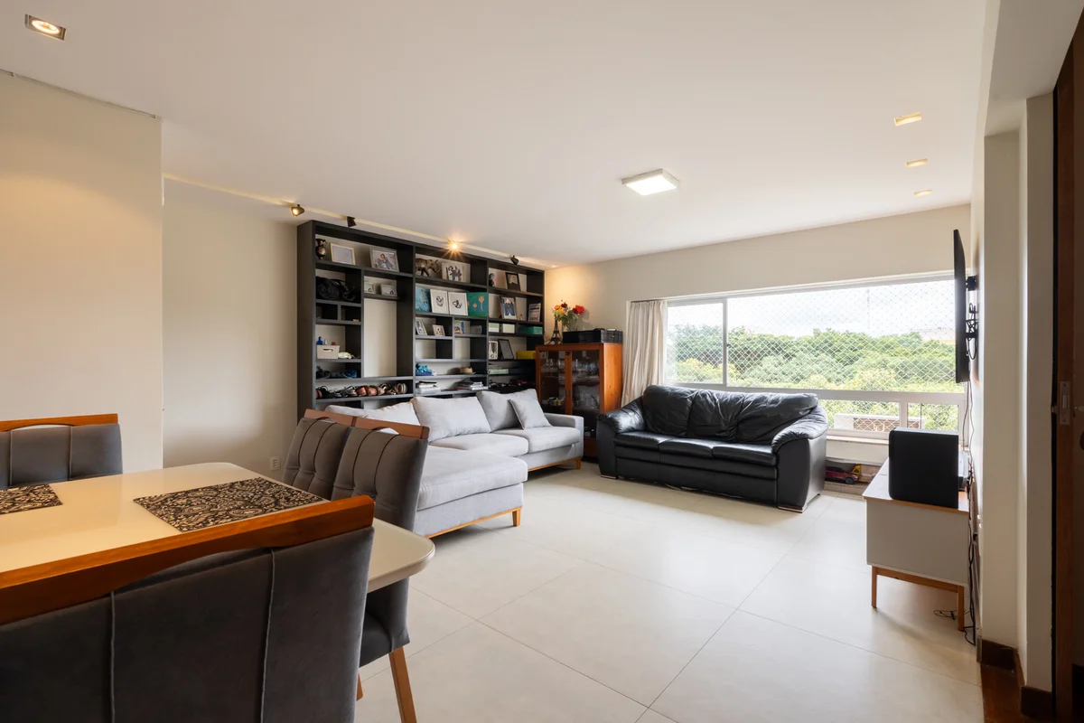 Nem todo sossego vem do vidro duplo.Apartamento com 4 quartos, sendo 1 suíte, à ...