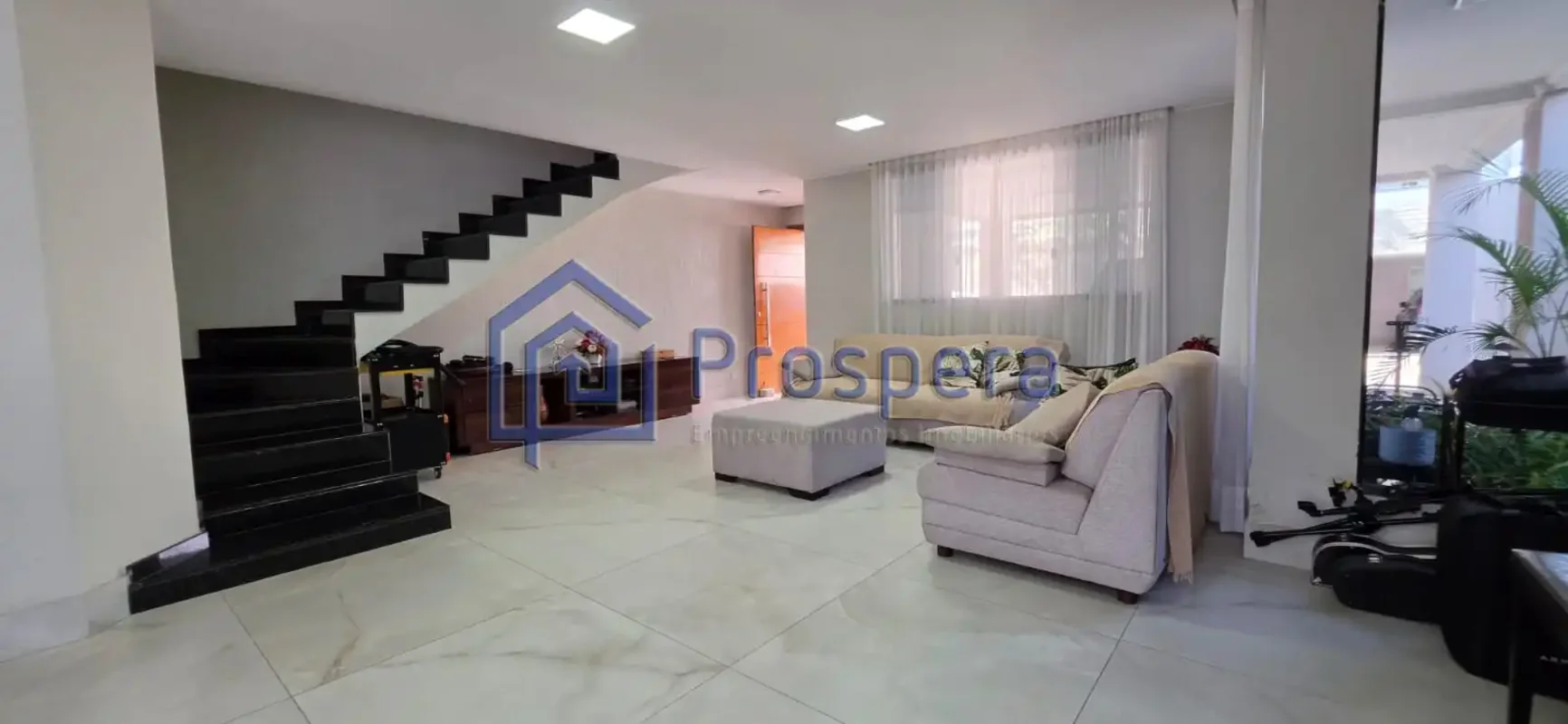 CASA TRIPLEX EM CONDOMÍNIO FECHADO - SEGURANÇA E CONFORTO!Oportunidade para quem...