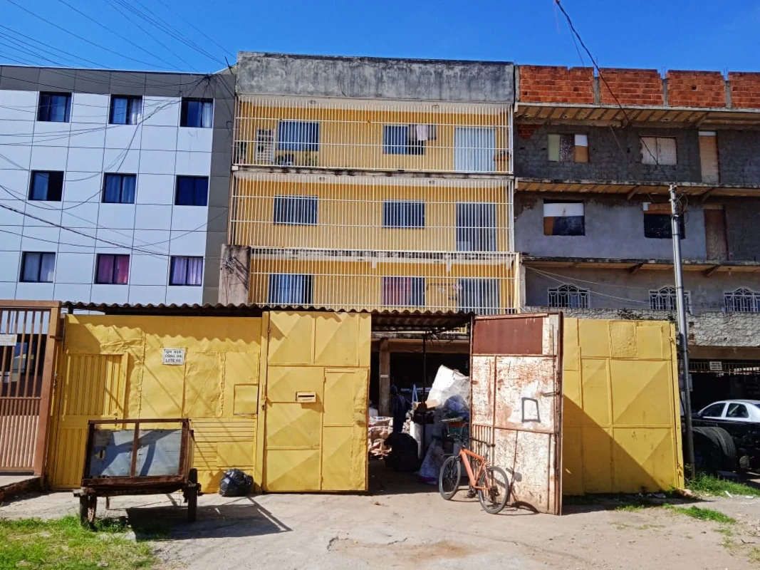 VENDE-SE UM PRÉDIO COMERCIAL COMPOSTO DE 07 APARTAMENTOS E UMA LOJA NA QN 516 SA...