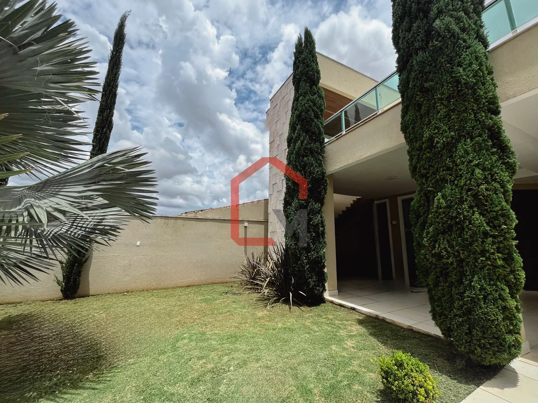 CASA À VENDA EM VICENTE PIRES – RUA 04 | 3 QUARTOS | 2 SUÍTES | 4 VAGAS | ÁREA D...