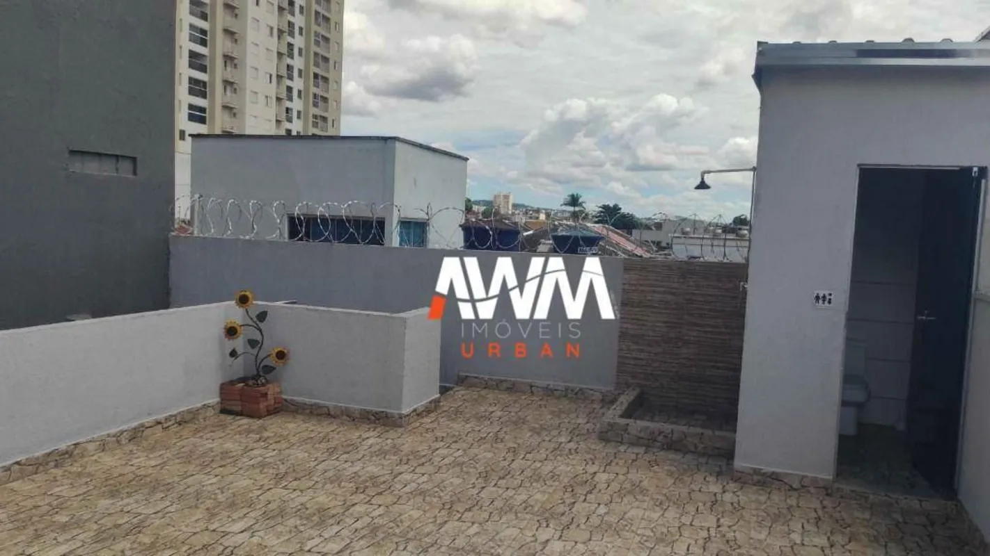 Sobrado de rua , comércios, panificadora na esquina da casa, supermercado Tatico...