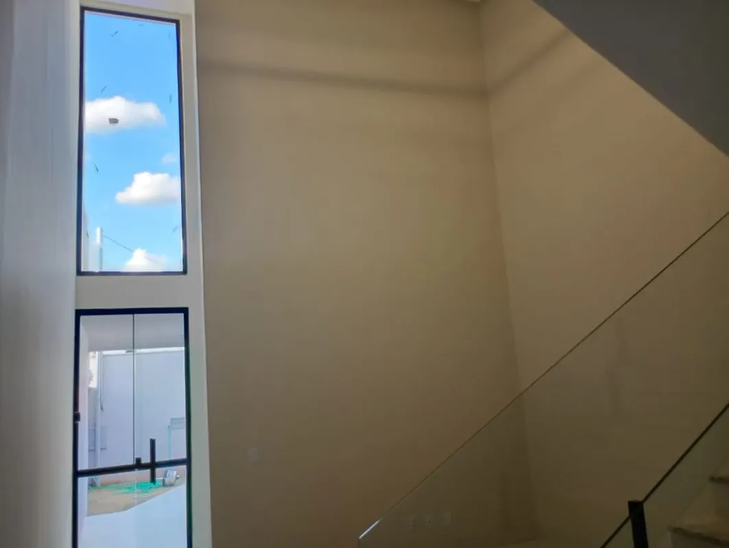 Sobrado moderno, com excelente padrão de construção e ambientes bem planejados, ...