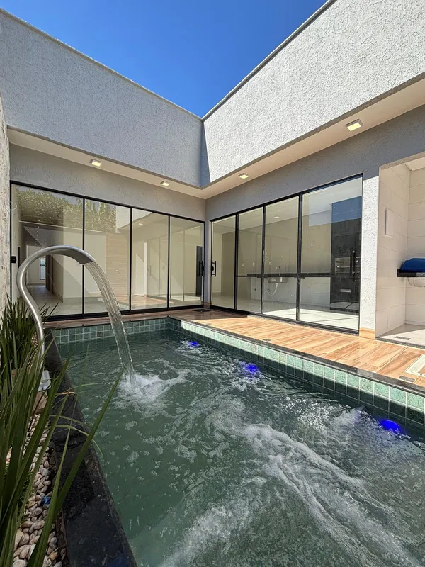 Imóvel moderno, com 136 m² de construção em um lote de 215 m², ideal para quem b...