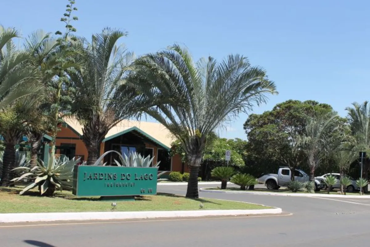 Belíssima casa em condomínio fechado composta de ampla sala de visita para 03 am...