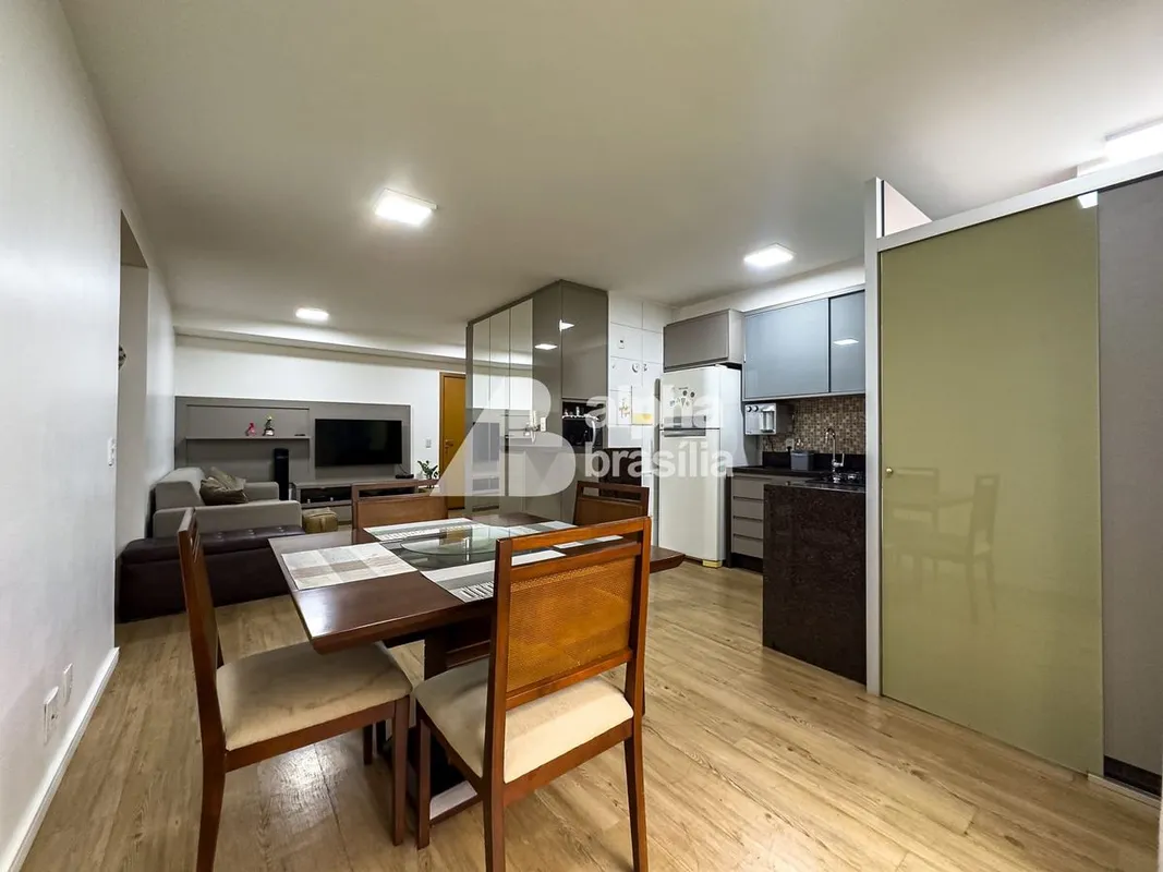 Começar o dia com a luz suave entrando pelas janelas deste apartamento no primei...