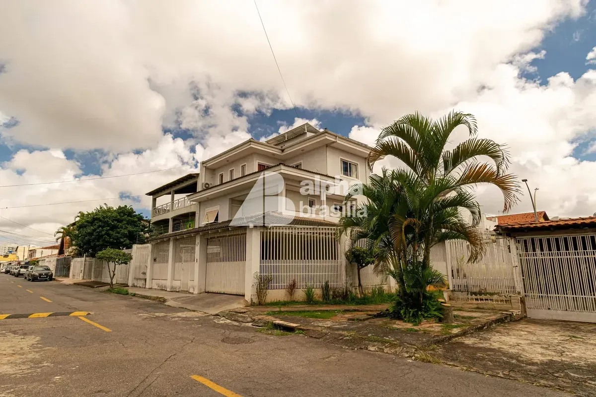 Apresentamos uma residência de alto padrão na QE 19 do Guará II, uma das regiões...