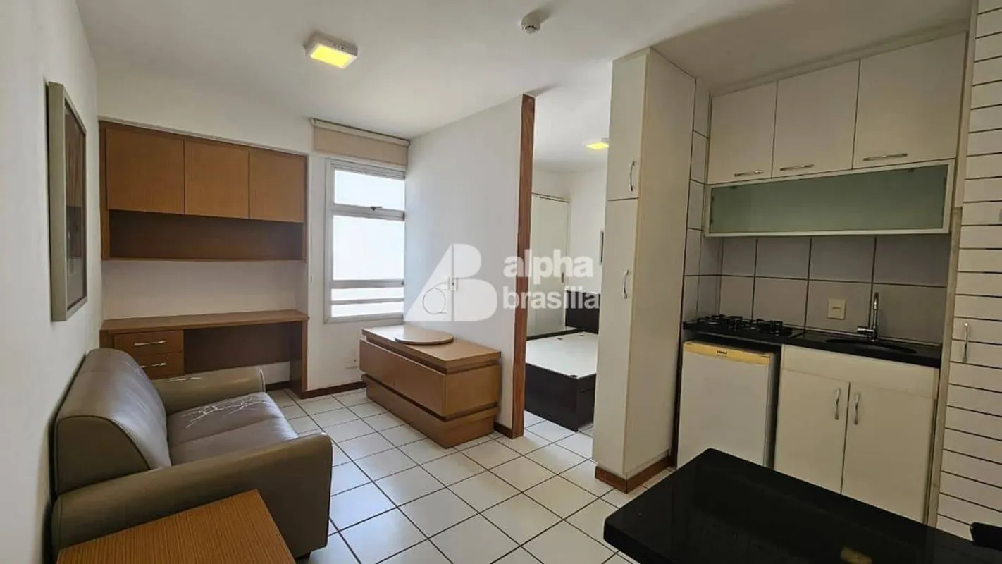 Kitnet Mobiliada 25m² Sala com sofá e rack para computador Quarto com cama de ca...