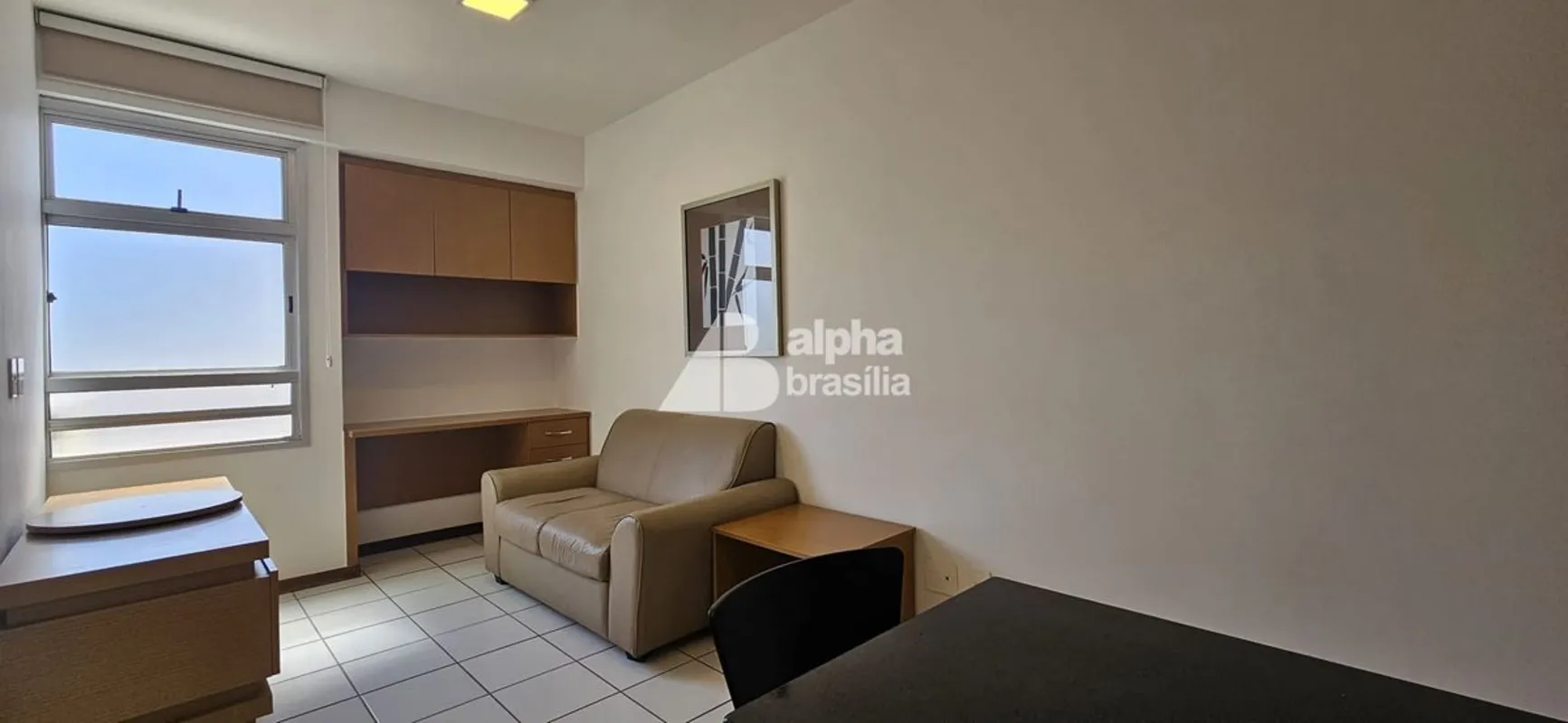 Kitnet Mobiliada 25m² Sala com sofá e rack para computador Quarto com cama de ca...