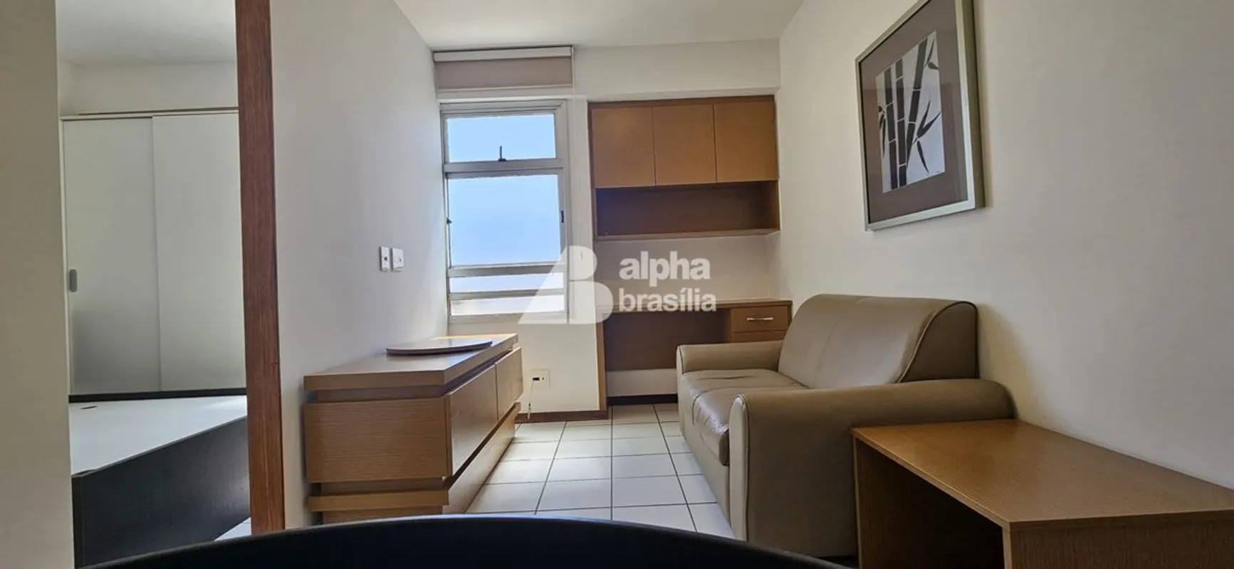 Kitnet Mobiliada 25m² Sala com sofá e rack para computador Quarto com cama de ca...