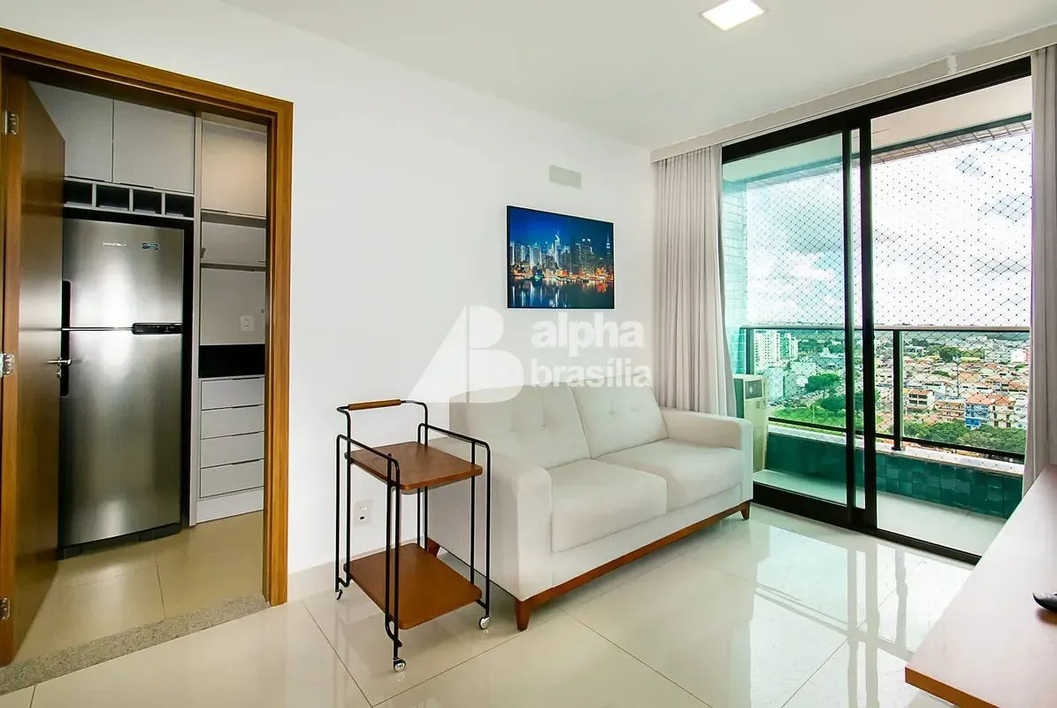 Apartamento mobiliado e com excelente iluminação! Sala ampla, com sofá, TV, mesa...