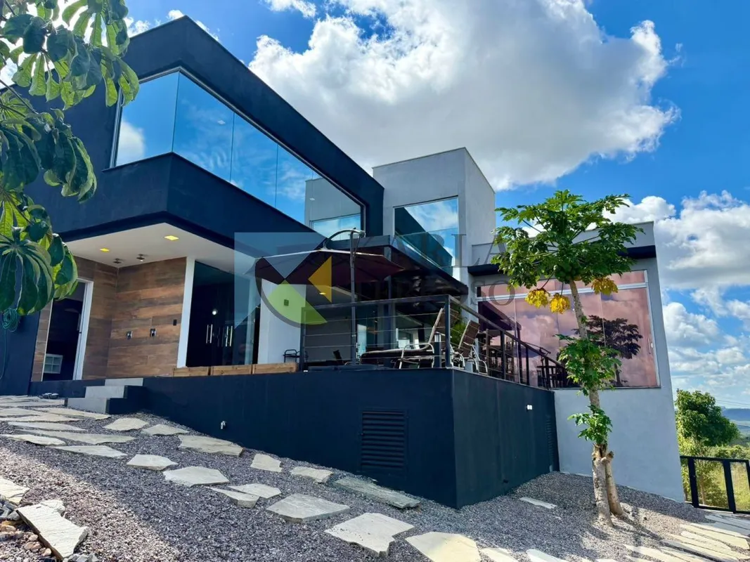 Residência única no Condomínio Santa Mônica, localizada em posição privilegiada ...