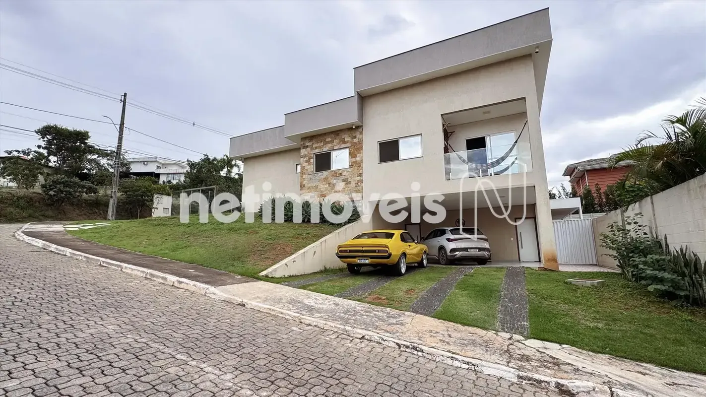 Casa de 2 pavimentos com 4 quartos, sendo 1suíte, 2semi-suítes e 1 quarto. No pr...