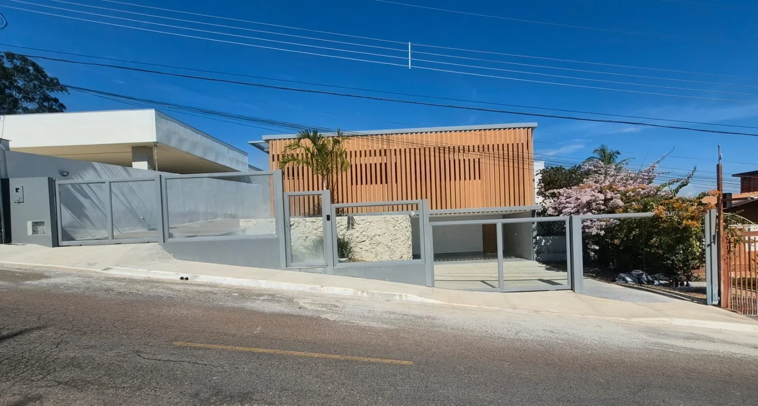 Casa recém reformada de muito bom gosto, praticamente térrea, com toda área de c...