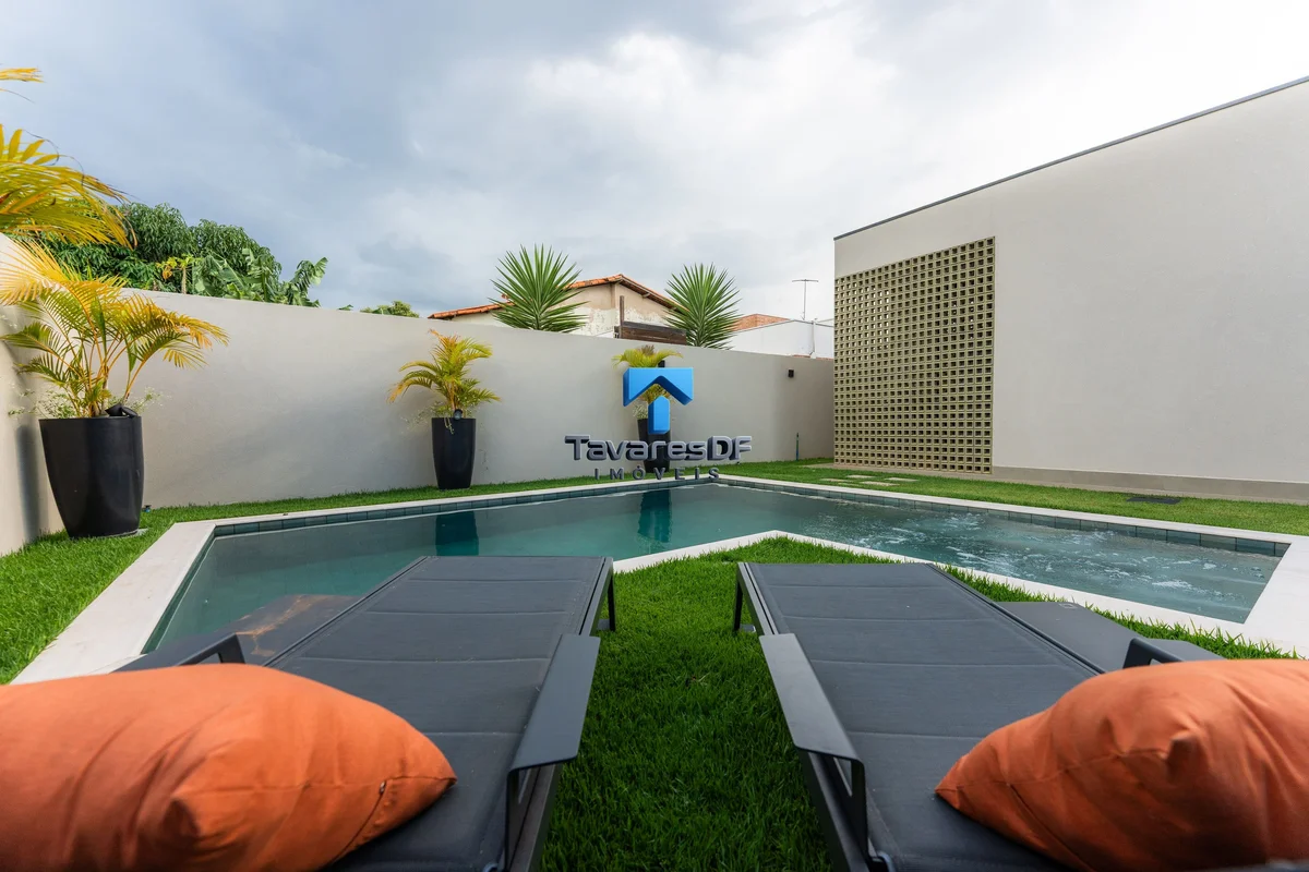 Tavares Imóveis vende com ExclusividadeDADOS GERAIS- Área do Terreno: 504m²;- Ár...