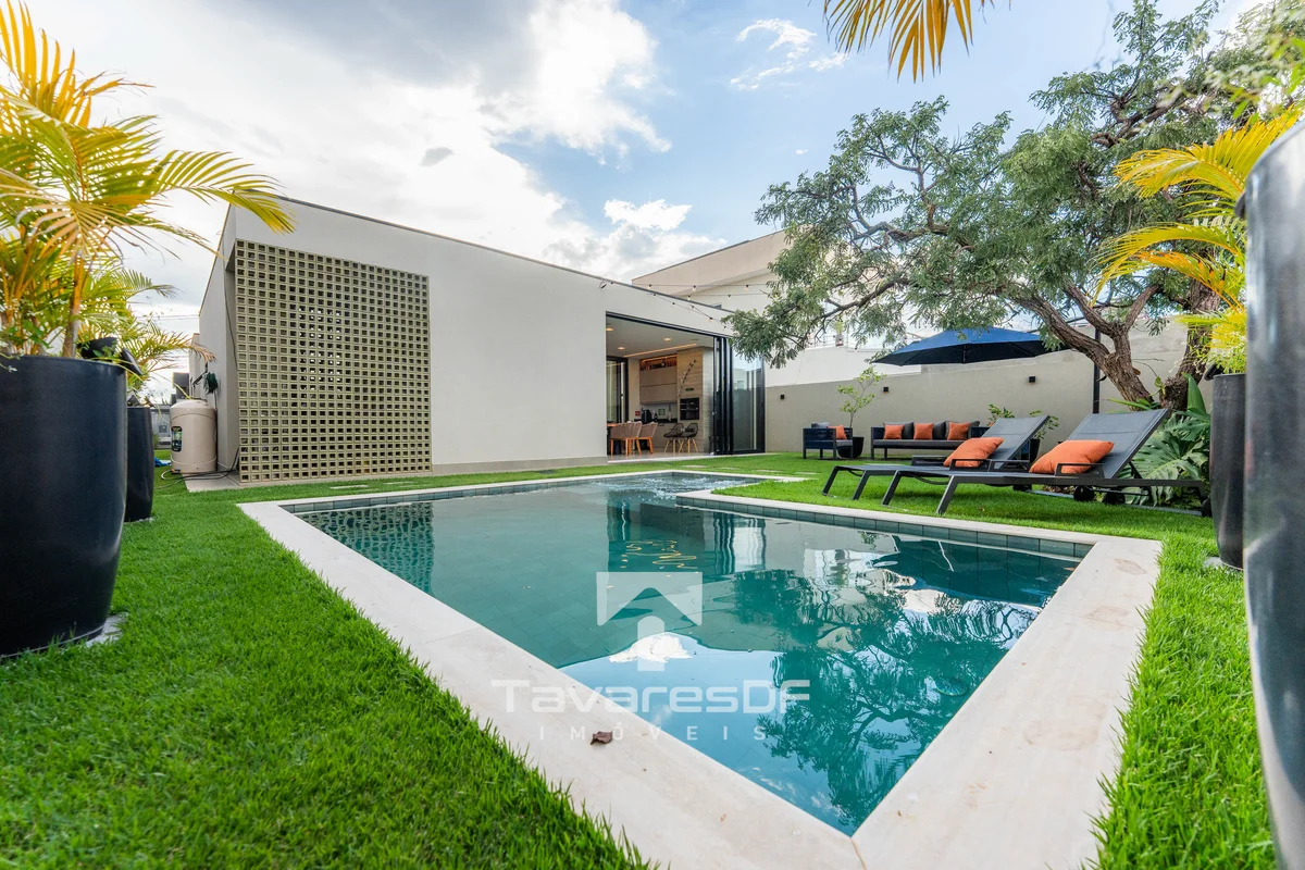 Tavares Imóveis vende com ExclusividadeDADOS GERAIS- Área do Terreno: 504m²;- Ár...