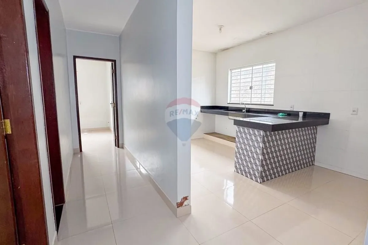 A casa é composta por: - 2 quartos sendo 1 suíte;- Sala de estar;- Banheiro soci...