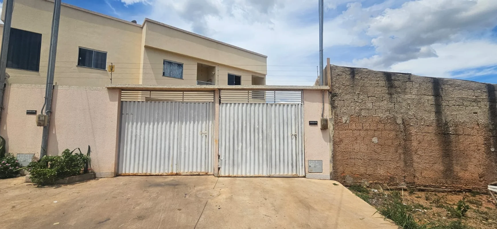 Escritório Imobiliário Ney Linhares vende:Um sobrado no Residencial Araçari Alph...