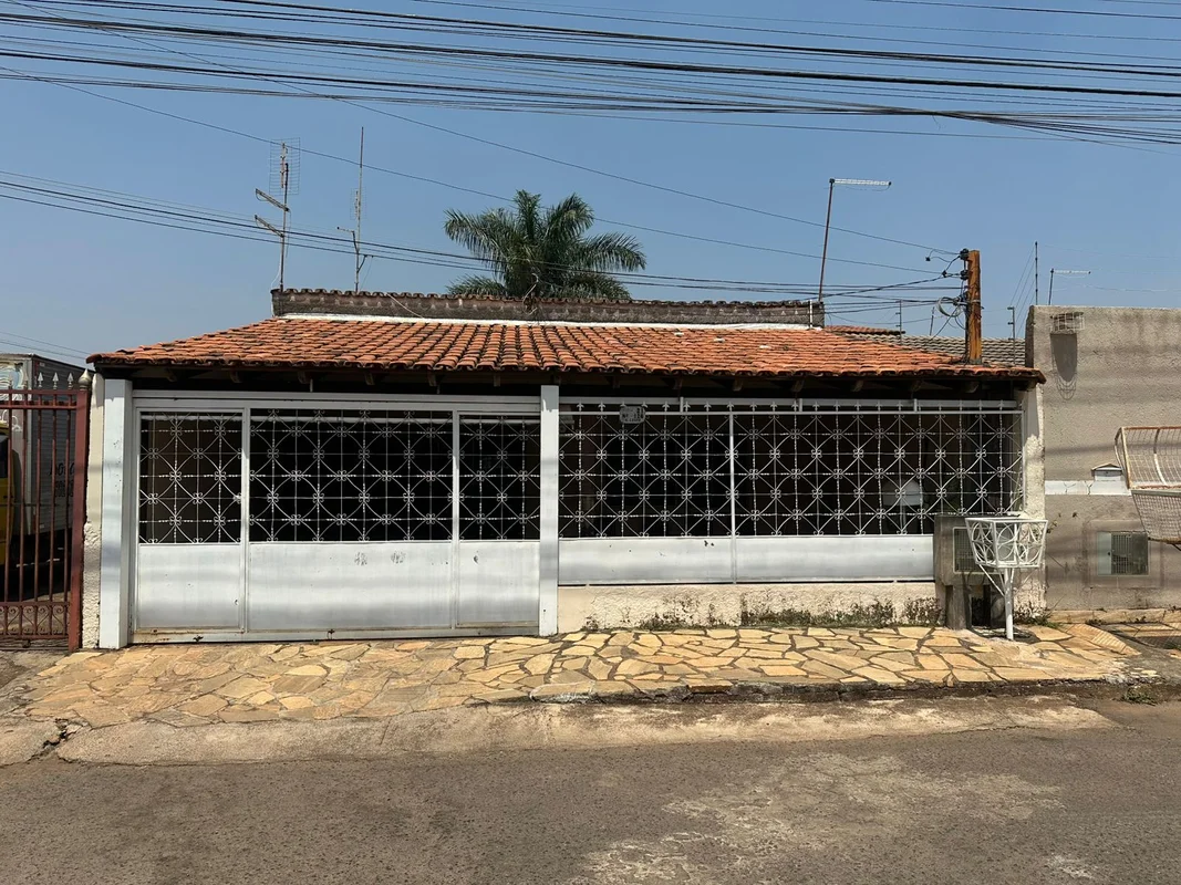 Escritório Ney Linhares vende: Uma excelente casa na Quadra 21 do Setor Leste De...