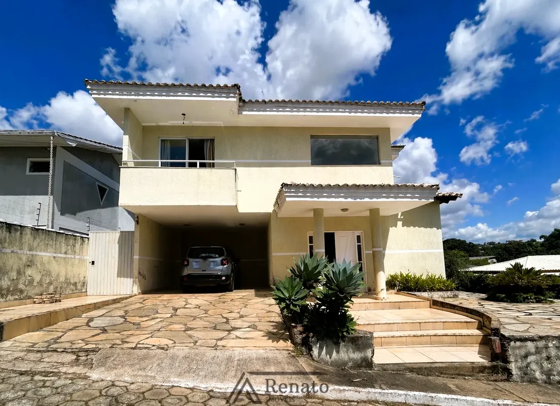 * Descubra uma casa de alto padrão no Condomínio Caliandra, em Arniqueira, com 4...