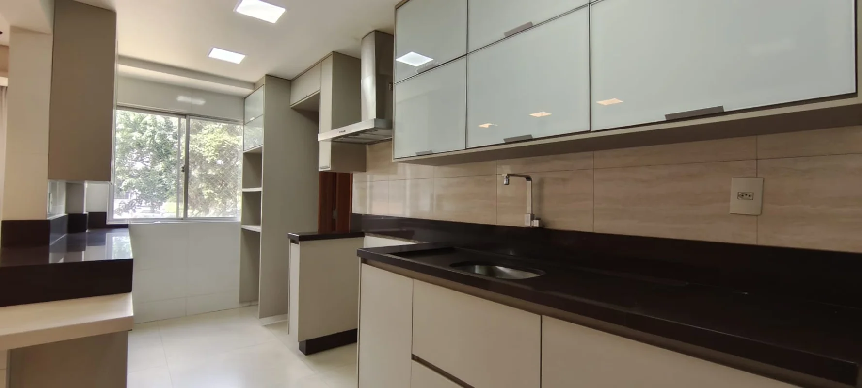 SQN 305 Norte - Vendo Excelente Apartamento Reformado, 03 quartos sendo uma suít...