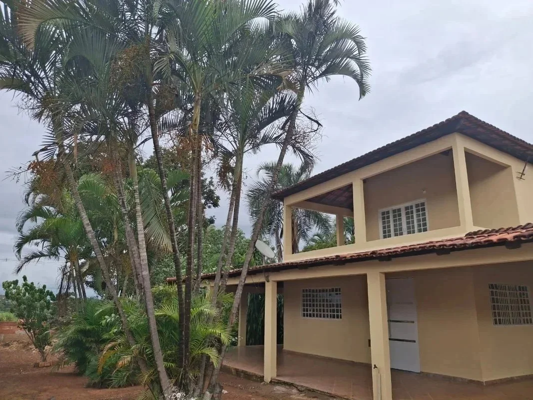 Sobrado em lote de 1.820m² – Espaço, conforto e privacidadeInformações gerais•Lo...