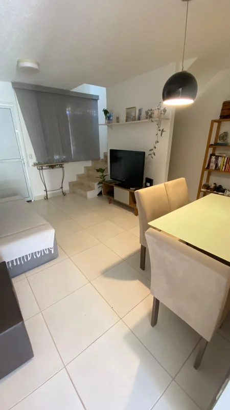 Vendo casa de 2 quartos composta por:Piso térreo:- Sala ampla para dois ambiente...