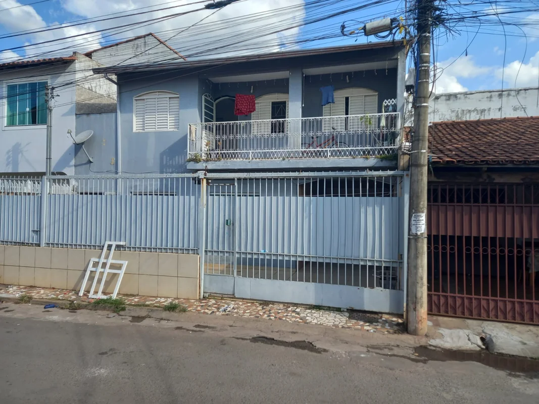 QE-38, CONJ. M, CASA SOBRADINHO, COM 03 LOCAÇÕES, PISO TÉRREO: SALA AMPLA, 02 QT...