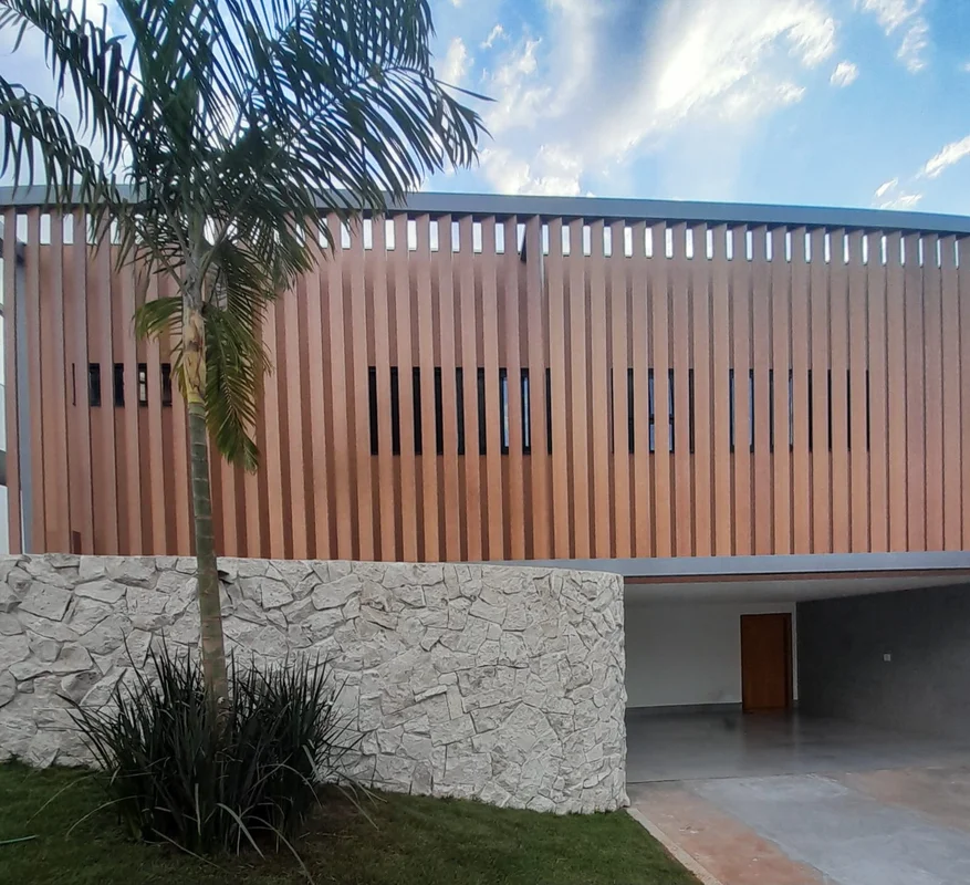 Vendo casa recém reformada em quadra privilegiada pela tranquilidade e com conta...