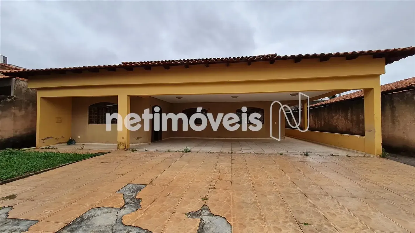 Imóvel Casa térrea com ampla área externa, com aproximadamente 400m² e lote de 8...
