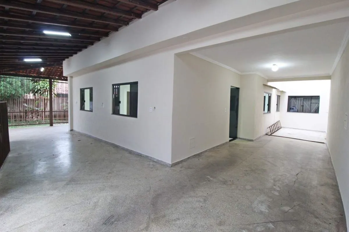 Casa a venda na quadra 01 de Sobradinho-DF;Sendo:- 3 quartos sendo uma suíte;- S...