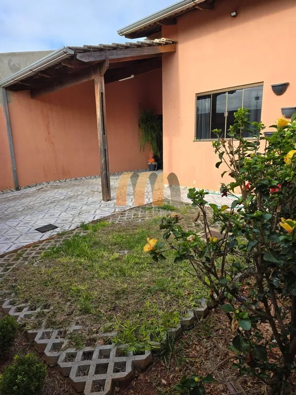 Possui 3 quartos, sendo uma suíte com armários, banheiro social com armários, co...