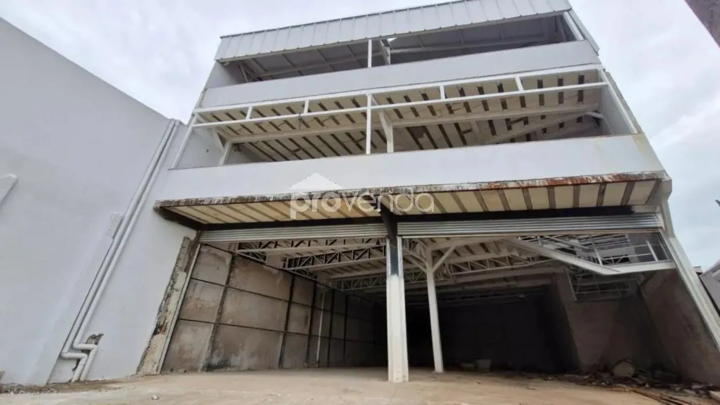 GALPÃO COM 1.020M² DE ÁREA, DISTRIBUÍDO EM 03 ANDARES FUNCIONAIS, CADA UM COM CO...