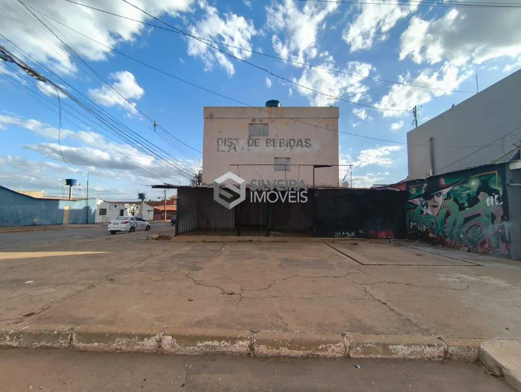 Prédio misto de esquina, comercial e residencial, com ótimas possibilidades de a...