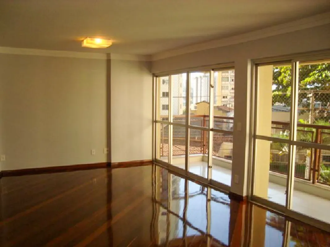 Apartamento com 3 quartos, sendo 1 suíte com sacada privativa. Banheiro social e...
