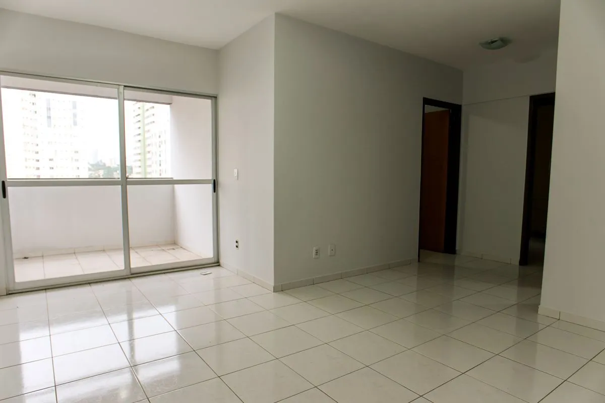 Apartamento com 2 quartos, sendo 1 suíte, ambos com guarda-roupas.Banheiro equip...