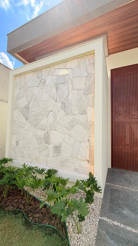 Imóvel de alto padrão com 248 m² de construção em um amplo lote de 420 m², proje...