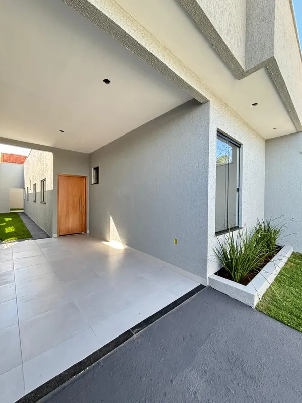 A casa conta com 3 quartos, sendo 1 suíte, banheiro social, sala ampla e cozinha...