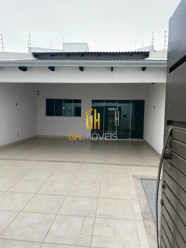 A casa possui - 3 quartos sendo 1 suíte - 2 salas- Cozinha completa em armários ...