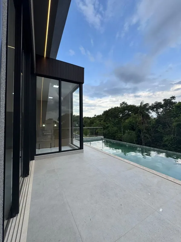 Sobrado alto padrão no Condomínio do Lago – 5 suítes, vista para a mata, piscina...