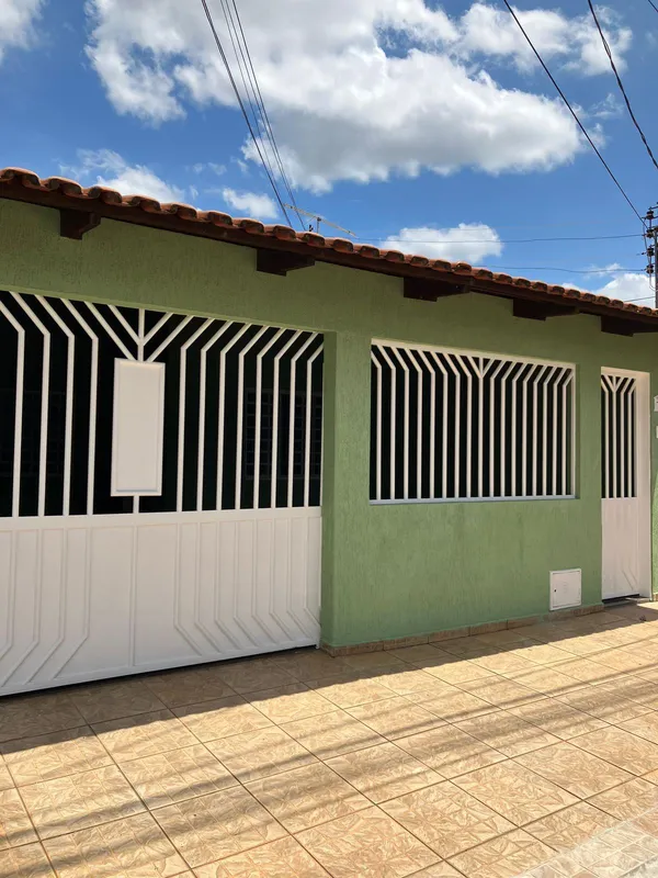 CASA À VENDA – Jardim Guanabara III, Goiânia._DESTAQUES DO IMÓVEL:_ Área frontal...