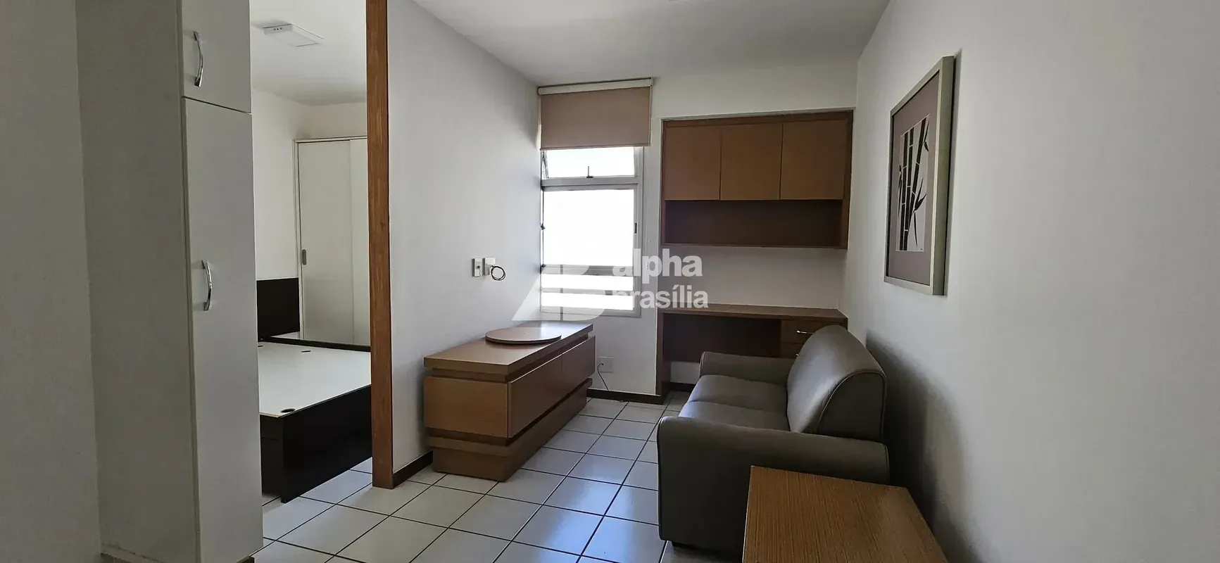 Kitnet Mobiliada 25m² Sala com sofá e rack para computador Quarto com cama de ca...
